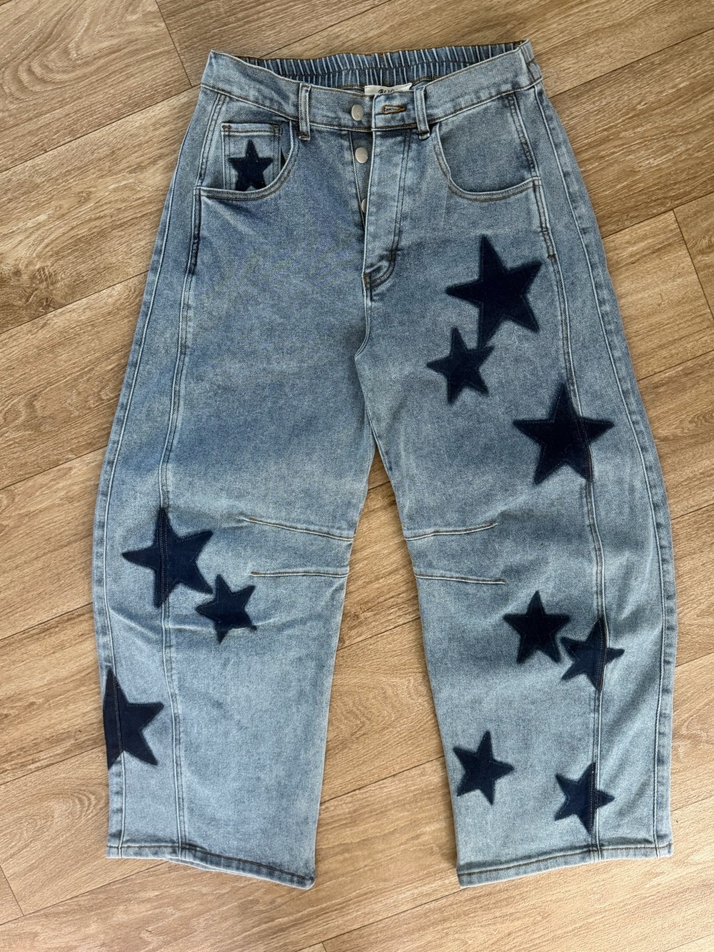 Blue Velvet Star Print Acid Wash Barrel Jeans – Size Medium